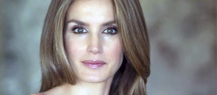 La reina Letizia es dueña de una belleza natural que permite lucir todos los estilos. Foto: Casa Real Española - Expansion.mx