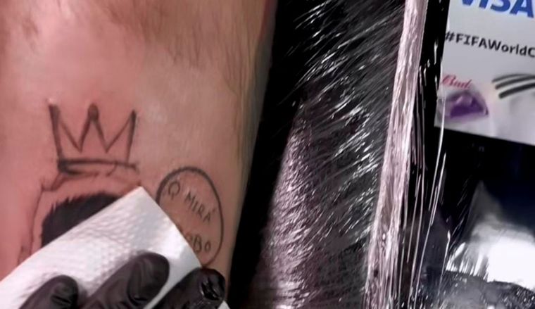 El espectacular tatuaje del qué mirás bobo de Messi. Foto: @facundomusattt.
