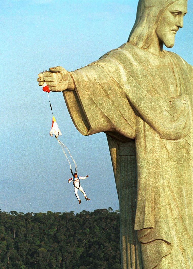 Baumgartner colocó flores en el hombro de la estatua del Cristo Redentor después del salto.