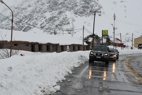 En principio, se había habilitado la circulación hasta Puente del Inca, pero las intensas nevadas hicieron limitar el tránsito hasta Polvaredas.