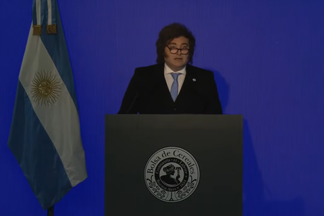 El presidente Javier Milei anunció este jueves una baja de dos puntos en las retenciones al trigo y la cebada y desató una andanada de declaraciones positivas en el campo. El presidente Javier Milei anunció este jueves una baja de dos puntos en las retenciones al trigo y la cebada y desató una andanada de declaraciones positivas en el campo.