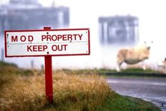 Propiedad del Ministerio de Defensa. No pasar, dice este anuncio y aplica a toda una isla. Foto: GETTY IMAGES Propiedad del Ministerio de Defensa. No pasar, dice este anuncio y aplica a toda una isla. Foto: GETTY IMAGES