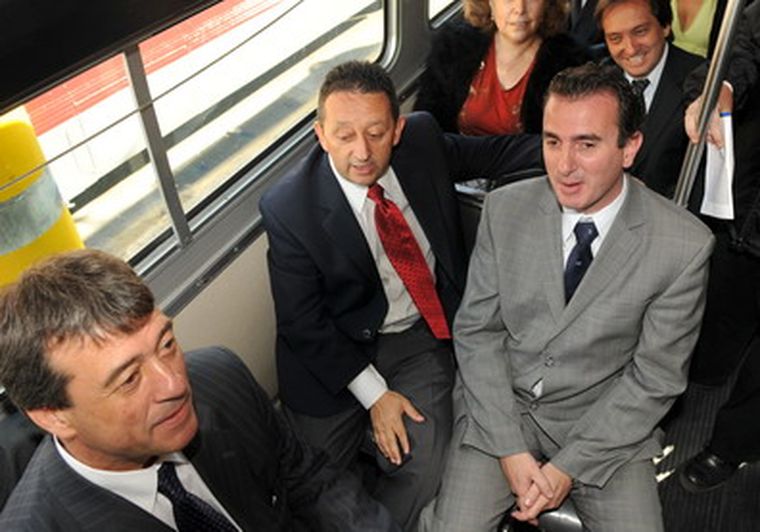 Pérez y Jaque arriba del micro: no se ponen de acuerdo en la tarifa. Foto: Nacho Gaffuri / MDZ