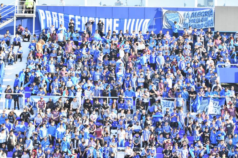 Los hinchas del Tomba comienzan a llenar las tribunas del Gambarte.