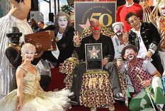 Feliz, Guy Laliberté muestra su estrella en el Paseo de la Fama de Hollywood.