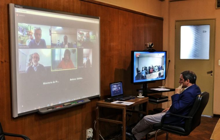 Hinojosa participando de la reunión.