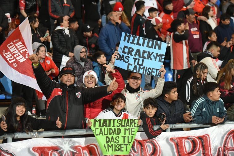 Los hinchas de River aprovecharon. ¡Si pasa, pasa! Foto: Maximiliano Ríos/MDZ