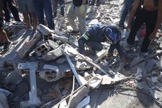 Vecinos y rescatistas buscan a sobrevivientes bajo los escombros tras el terremoto en Colombia.