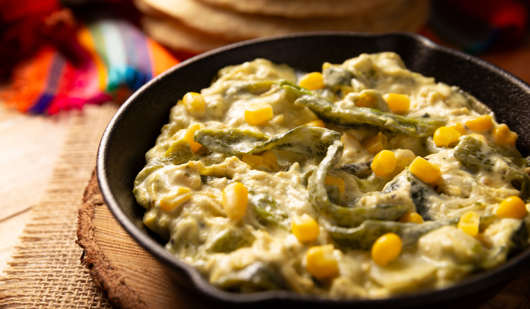 La receta de rajas con crema proviene del centro de México y es una de las formas más populares de aprovechar los chiles poblanos, especialmente después de las fiestas patrias, cuando abundan en los mercados.