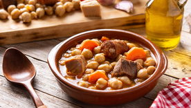 Esta receta combina distintos tipos de carne y embutidos, reflejando la riqueza de la cocina madrileña y su capacidad para aprovechar ingredientes locales.