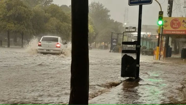 Las calles de la ciudad cordobesa de Villa Dolores inundadas por el temporal. Foto: Instragram @Traslasierranoticias