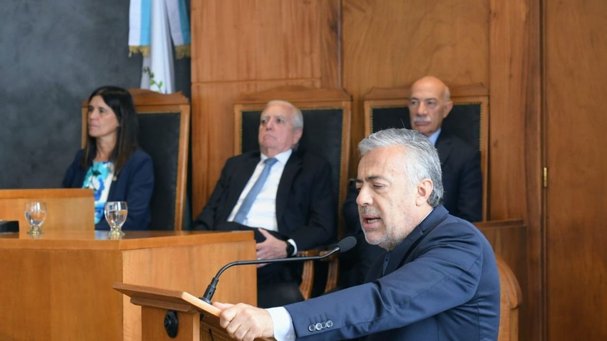 Alfredo Cornejo promulgó la Ley "anti-siesta" para que la Justicia trabaje más a la tarde