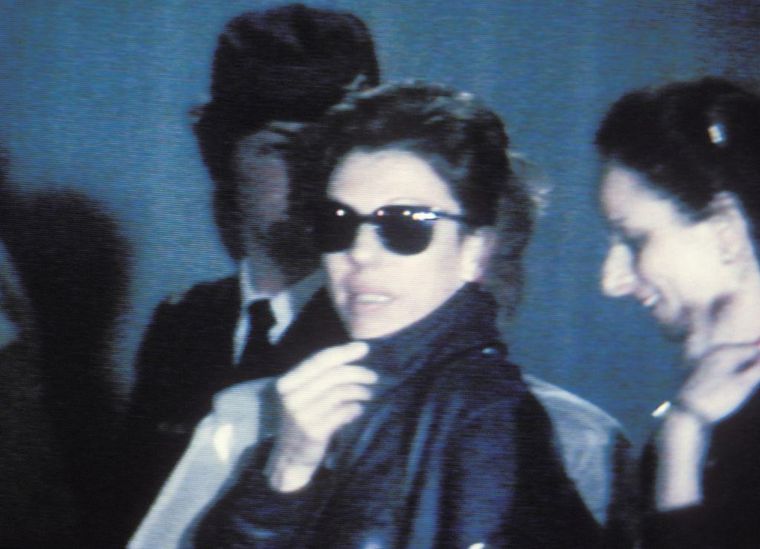 Dominique Prieur fue uno de los dos únicos agentes que pudieron ser arrestados. Aquí en el aeropuerto cuando fue repatriada dos años después de ser condenada.