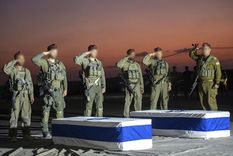 Los ataúdes de los rehenes devueltos por Hamás a Israel