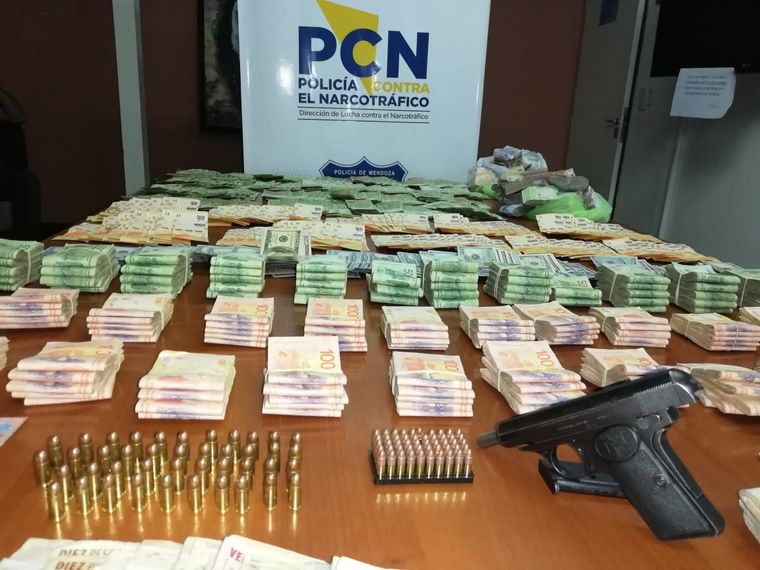 Drogas, armas, pesos y dólares confiscó la policía en en el barrio San Martpin