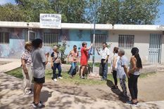 Los alumnos de la escuela para adultos Jóvenes de Malvinas se unieron en un pedido para que la DGE no la cierre. Foto: Gentileza