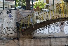 Sin mantenimiento ni responsables claros, el puente del zanjón Frías pasó de ser un atajo clave a un refugio precario.