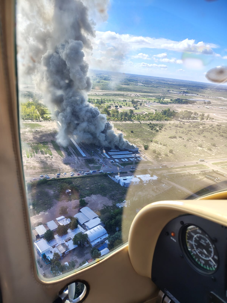 Una toma aérea del incendio en el Tótem Boulevard. Una toma aérea del incendio en el Tótem Boulevard.