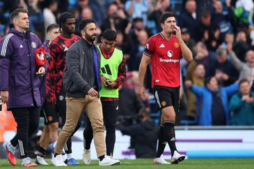 Rúben Amorim, DT de Manchester United, se retira del Etihad Stadium luego de ser goleado por el City en el clásico. Rúben Amorim, DT de Manchester United, se retira del Etihad Stadium luego de ser goleado por el City en el clásico.