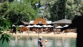 Esta playa, además de ser un paraíso artificial, es ideal para realizar deportes acuáticos. Esta playa, además de ser un paraíso artificial, es ideal para realizar deportes acuáticos.