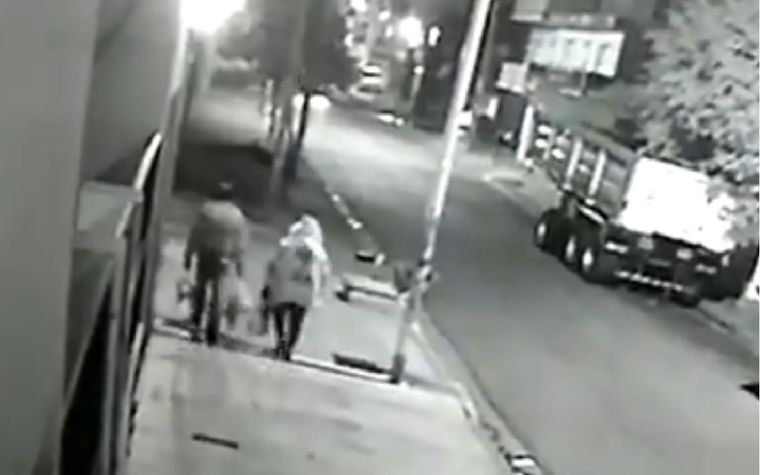 Sorpresa La pareja de adultos mayores iba caminando cuando de pronto ocurrió algo inesperado.