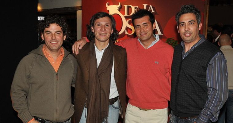 Socios. Mario Pagés, Pablo Herrera, Alejandro Renna y Gustavo Rodríguez posaron en el frente del local. Foto: Nacho Gaffuri / MDZ