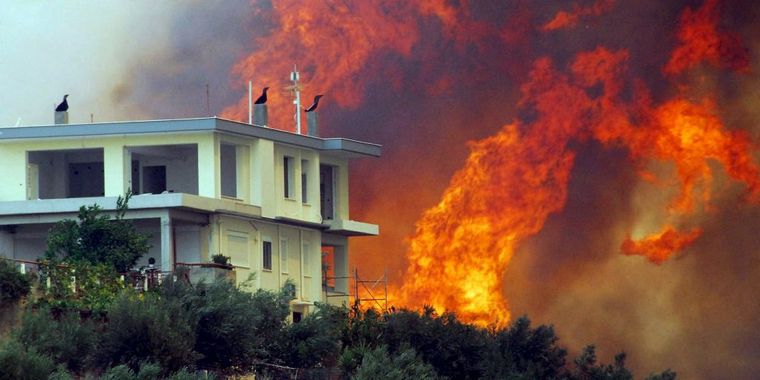 El incendio ya ha devorado bosques y amenaza antiguas ciudades Foto: EFE