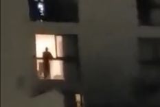 La mujer se arrojó desde el balcón para escapar del ladrón Foto: Imagen ilustrativa