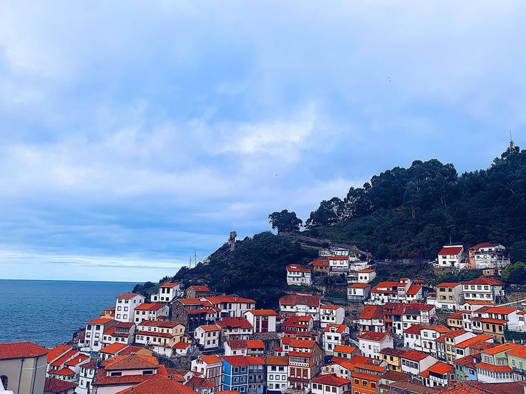 Cudillero es un pueblo donde el mar, el dialecto y la historia conviven en perfecta armonía.