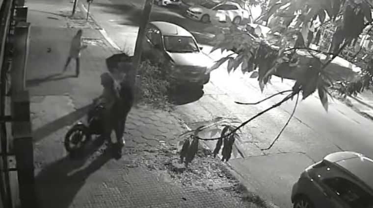 La mujer se defendió como pudo contra la embestida de los motochorros.