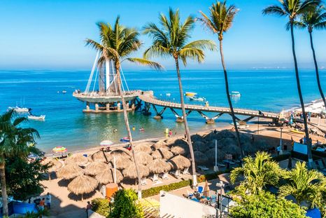 Puerto Vallarta queda en el estado de Jalisco y es una de las ciudades mexicanas más elegidas por los turistas extranjeros. Foto: TripSavvy - https://www.tripsavvy.com/thmb/igu9AHgwX-cRsn9pGZPeNR_Ssx4=/1885x1414/smart/filters:no_upscale()/playa-los-muertos-pier-and-beach--puerto-vallarta--comes-alive-with-activity-by-locals-and-tourists-1062964602-1f152cee77854b088600fd043462a939.jpg