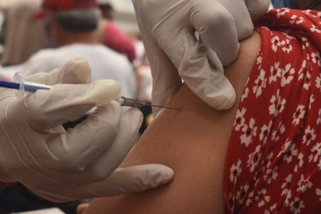 Las autoridades médicas intentan definir cuál es la mejor forma de administrar las dosis de las vacunas. Foto: GETTY IMAGES