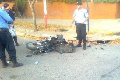 MDZol | La policía rodea la moto en la que viajaba el joven.