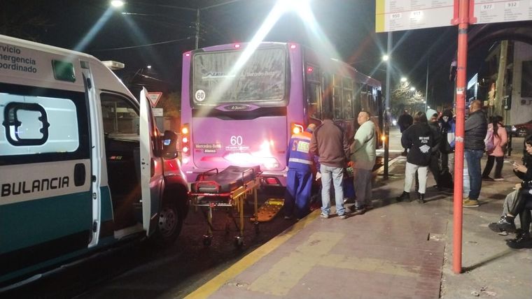 Una ambulancia asistió a la mujer que sufrió heridas en sus piernas. Foto: MDZ
