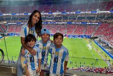 Must-have: los jeans que eligieron Antonela Roccuzzo y Agus Gandolfo en el partido apertura de la Copa América Foto: Instagram