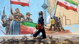 Una mujer camina por las calles de Teherán, Irán. Una mujer camina por las calles de Teherán, Irán.