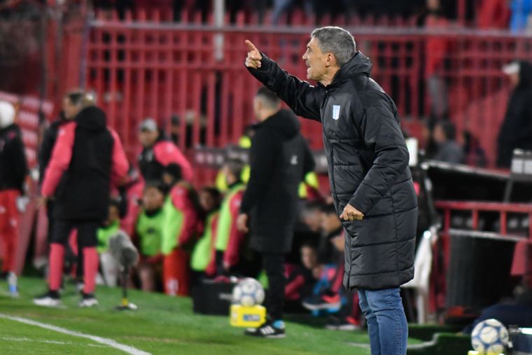 Vojvoda acumula 3 victorias, 2 empates y 6 derrotas en 11 partidos dirigidos en Racing.