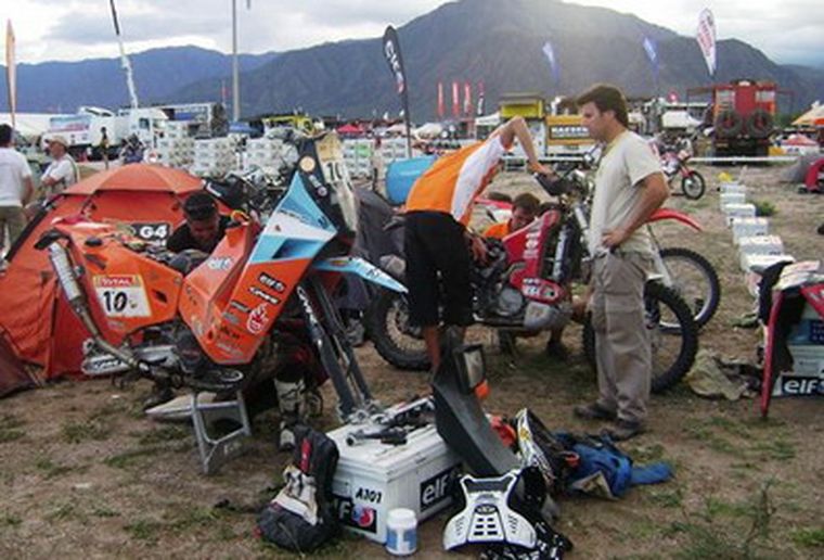 Recién terminada la etapa, el piloto trabaja en su máquina. Foto: MDZ