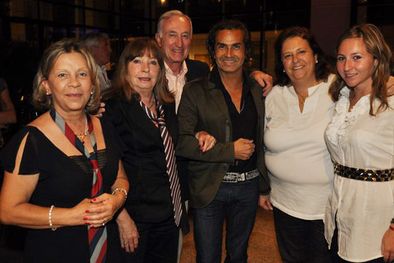 MDZol | Olga Rosso, Silvia Abadía, Miguel Rosso, Mónica Pescarmona y Silvina Huertas no quisieron perderse la foto con Wilkins (centro). Foto: Gerardo Gómez/MDZ