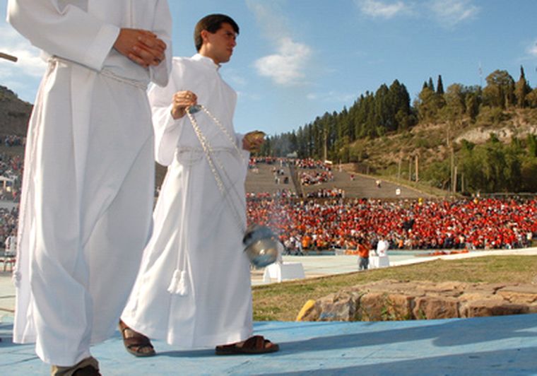 Los fieles ocuparon el escenario de la Fiesta de la Vendimia. Foto: Marcelo Ruiz / MDZ