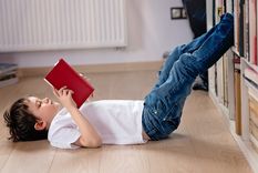 Cuando son más chiquitos podemos presentarles distintas temáticas con una enorme variedad de libros. Foto: Shutterstock