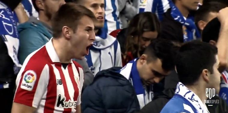 Un fan del Athletic de Bilbao grita gol rodeado de aficionados de la Real Sociedad Foto: El Día Después