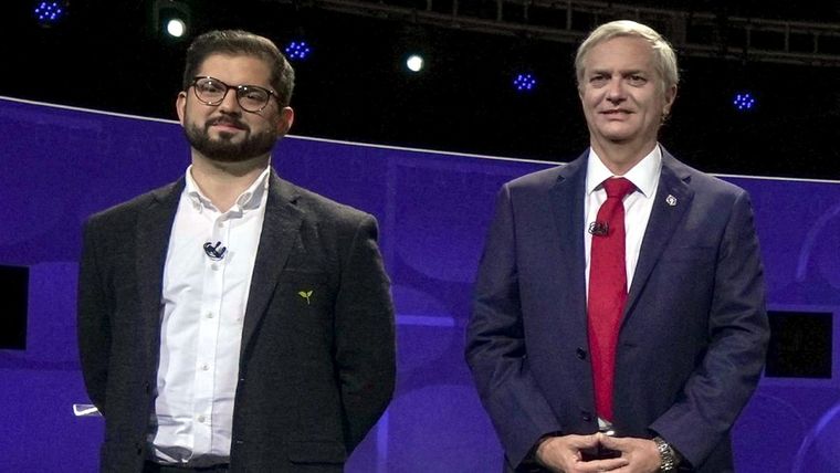 Boric y Kast pelean voto a voto.