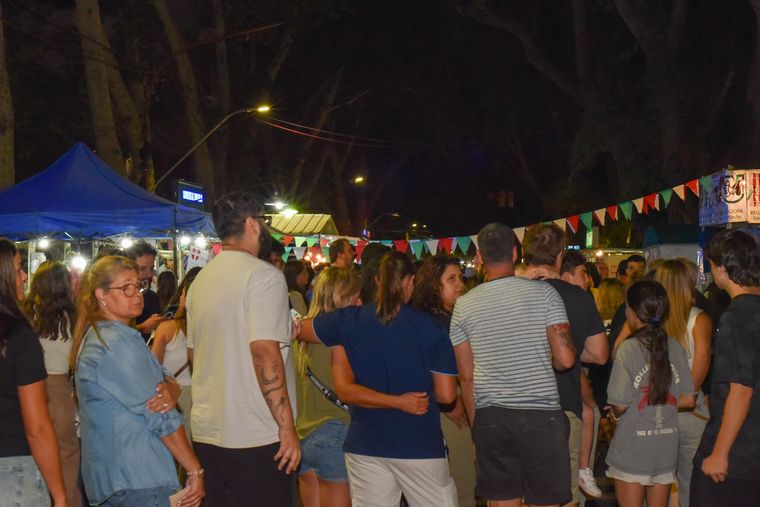 Una de las filas que los asistentes debían hacer para disfrutar los sabores de Italia. Una de las filas que los asistentes debían hacer para disfrutar los sabores de Italia.