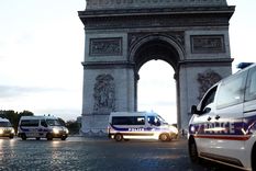 evacuaron el arco del triunfo y la torre eiffel por amenaza de bomba