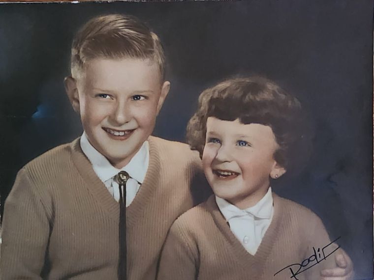 Julia junto a su hermano, Juan Simón. Julia junto a su hermano, Juan Simón.