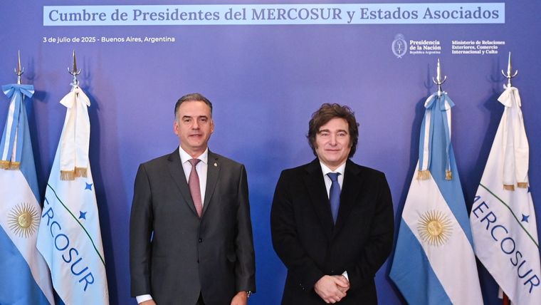 Yamandú Orsi y Javier Milei.