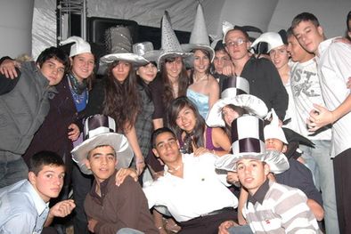 MDZol | Un descanso para la foto. La cumpleañera -de vestido celeste- posa junto a sus amigos. Foto: Gentileza Rogelio Di Giacinti