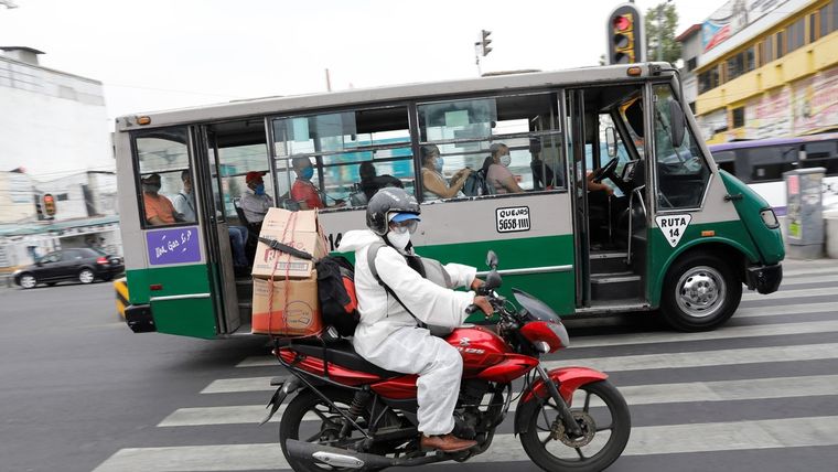 Un hombre conduce su motocicleta en la alcaldía Iztapalapa, en Ciudad de México, 27 de mayo de 2020.