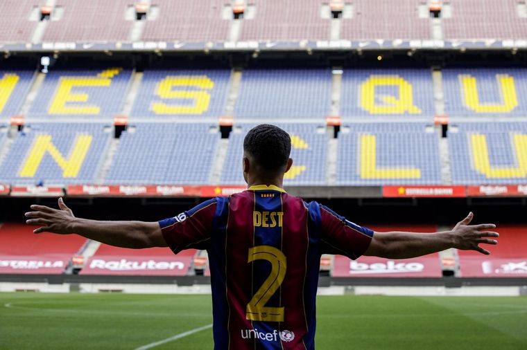 Sergiño Dest Sergiño Dest firma con el Barça hasta 2025 tras un pago de 21 millones Foto: @FCBarcelona_es